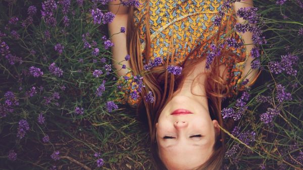 عزيزتي الحامل: تعرفي على فوائد زيت الخزامي العطري