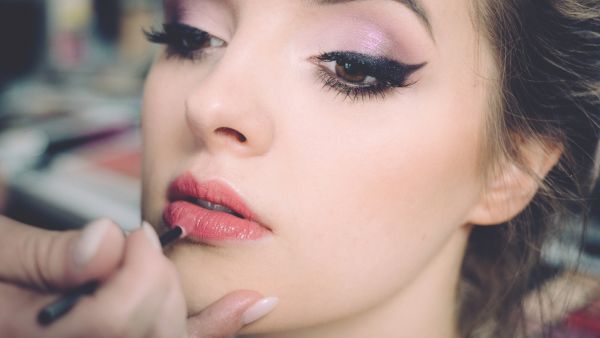 جميلة البوابة: 3 نصائح سهلة لجعل الماكياج يدوم طوال اليوم