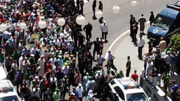  الشرطة قامت بتفريق أول مجموعة من المحتجين، واعتقلت اثنين منهم