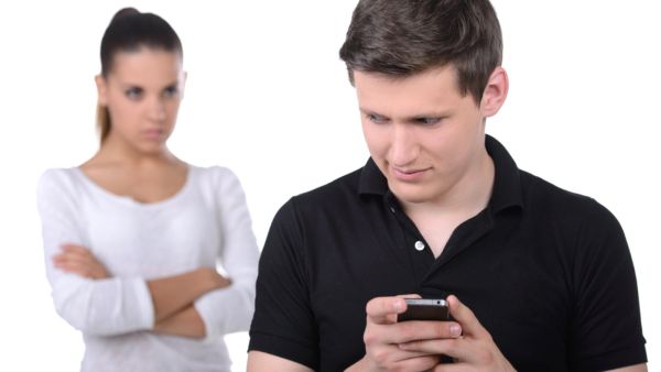 الشك المستمر دون مبرر قد يشعر زوجك بالضيق ويسبب نفوره منكِ