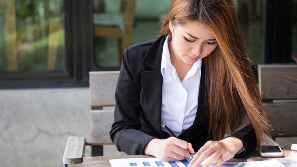 احرصي دوماً على تقديم الدعم العاطفي لزوجك فهو لا يحتاجك فقط للقيام بأعمال المنزل