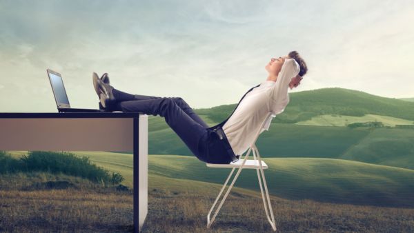 الحرص على اصطحاب الأجهزة المحمولة عند مغادرة محلّ الإقامة