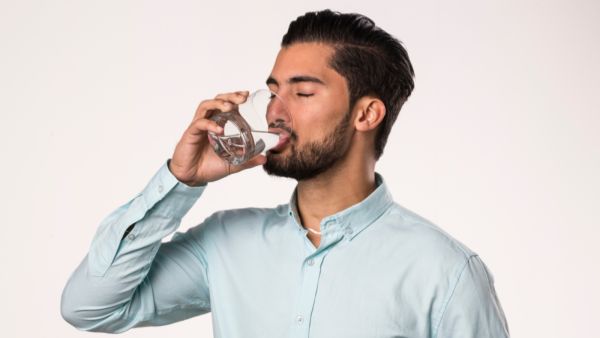 الشعور بالإنتعاش والحيوية بعد بضعة أيام من الإنتظام على شرب كوب ماء يومياً على الريق