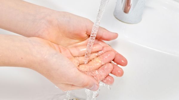 استخدم الماء الدافئ لتجنب إزالة الزيوت الطبيعية من بشرتك