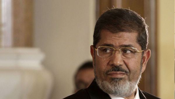 بيان: "أثناء وجود المتهم محمد مرسي وباقي المتهمين بداخل القفص سقط مغشيا عليه حيث تم نقله فورا للمستشفى وتبين وفاته إلى رحمه الله".