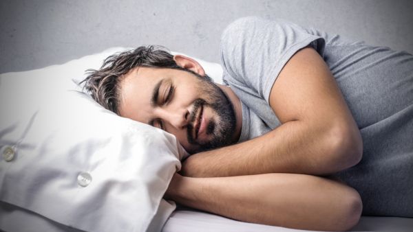 من الأفضل الابتعاد عن أخذ حمام بارد قبل النوم وتعويضه بحمام دافئ لنوم مناسب