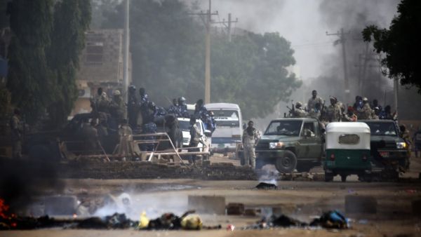 Sudanese forces are deployed around Khartoum's army headquarters on June 3, 2019 as they try to disperse Khartoum's sit-in. (ASHRAF SHAZLY / AFP)