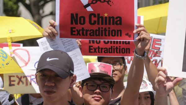 Protesters march during a demonstration to protest against a controversial extradition law proposed by Hong Kong's pro-Beijing government to ease extraditions to China, in Los Angeles on June 9, 2019. (RINGO CHIU / AFP)
