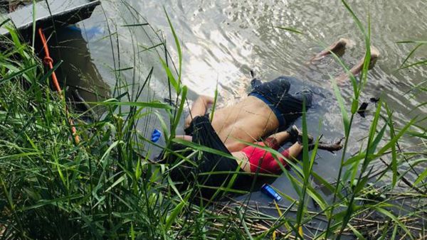 View of the bodies of Salvadoran migrant Oscar Martinez Ramirez and his daughter, who drowned while trying to cross the Rio Grande in Matamoros, state of Coahuila on June 24, 2019. (STR / AFP)