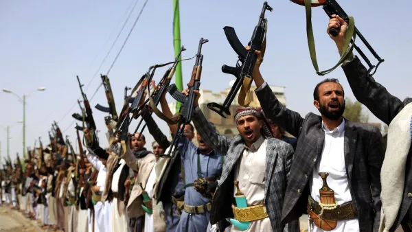 Supporters of the Houthis demonstrate in the capital Sanaa. (Mohammed Huwais / AFP)