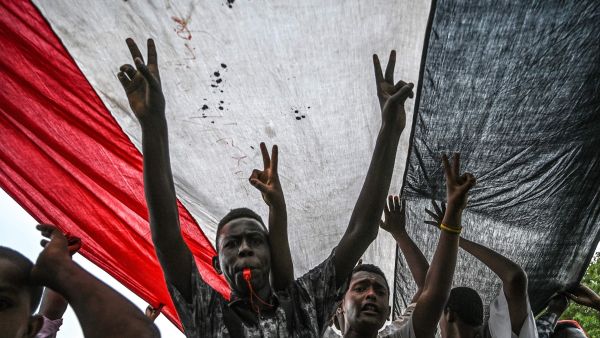 Sudanese protesters shout slogans and flash victory signs during a rally outside the army complex in Sudan's capital Khartoum. (AFP/ File Photo)