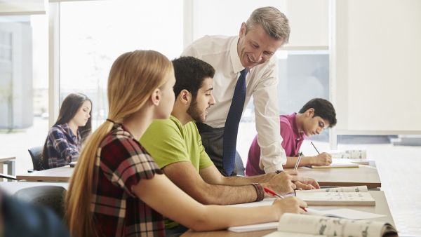 جامعة الإمارات للطيران تنال اعتماد الجمعية الملكية للطيران جامعة الإمارات للطيران تنال اعتماد الجمعية الملكية للطيران