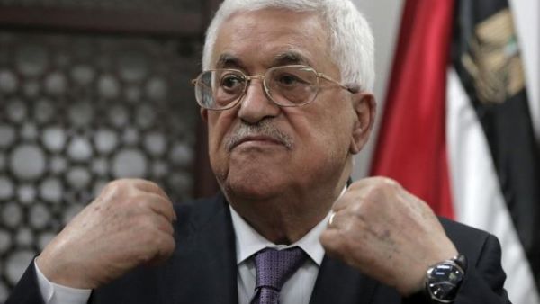 Palestinian Authority President Mahmoud Abbas speaks with journalists at his office in the West Bank city of Ramallah. (AFP PHOTO)