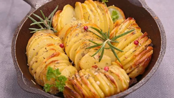 صينية بطاطا بالأعشاب 