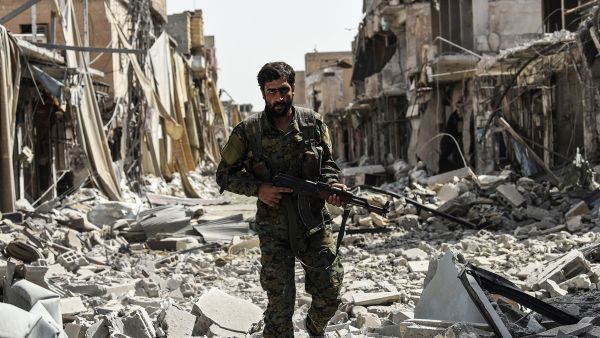 A member of the Syrian Democratic Forces (SDF) walks through debris in the old city center on the eastern front line of Raqqa, Syria, on September 25, 2017. (AFP/ File Photo)