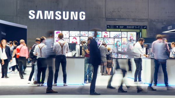 Galaxy Note 10 is said to offer a 6.4-inch Dynamic AMOLED display while the Note 10 Pro will sport a bigger 6.7-inch screen. 