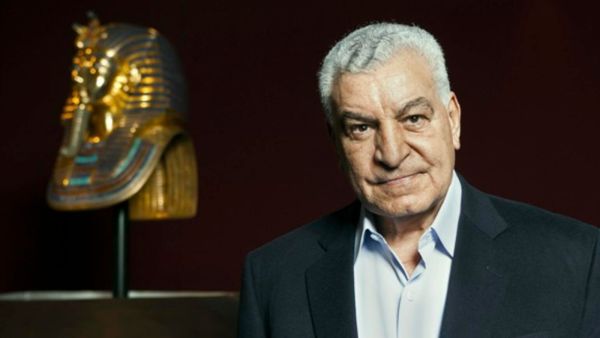 الدكتور زاهي حواس يوقع كتابه "أسرار مصر"