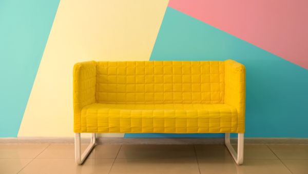 البينك الترابي التي تشيع أجواء ربيعية مبهجة، ومن السهل تنسيق ألوان الفرش معها