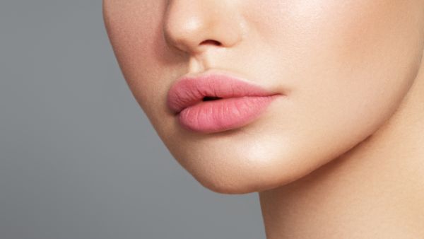 يمكن الحصول على شفاه ممتلئة ومنتفخة من دون الخضوع لعمليات تجميل عن طريق وصفات طبيعية
