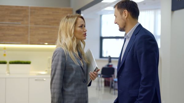 إذا لم يكن شريك حياتك يحبّ أحد أصدقائك والتقيته وقمت بإخفاء ذلك فإنّ ذلك يعرّض حياتك الزوجية للتوتر