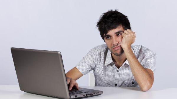أن توتر علاقاتك مع زملائك في العمل من إحدى العلامات التي تستوجب تغيير الوظيفة