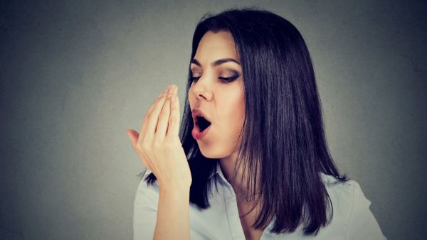 تناول الكثير من السكريات والحلويات وإهمال الصحة الفموية سلوكيات تزيد من رائحة الفم الكريهة