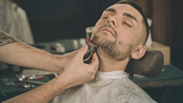 يساهم زيت الخروع في ملء فراغات الذقن لتحصل على لحية مثاليّة لا تشوبها شائبة
