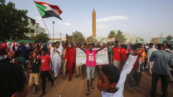 Sudanese people chant slogans and wave national flags as they celebrate after protest leaders struck a deal with the ruling generals on a new governing body, in the capital Khartoum's eastern district of Burri on July 5, 2019. (AFP/ File Photo)