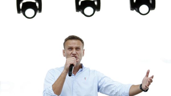 Russian opposition leader Alexei Navalny addresses demonstrators during a rally to support opposition and independent candidates after authorities refused to register them for September elections to the Moscow City Duma, Moscow, July 20, 2019. (Maxim ZMEYEV / AFP)