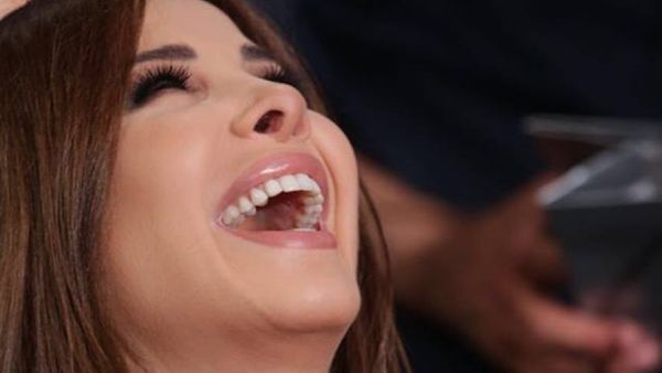 نانسي تضحك