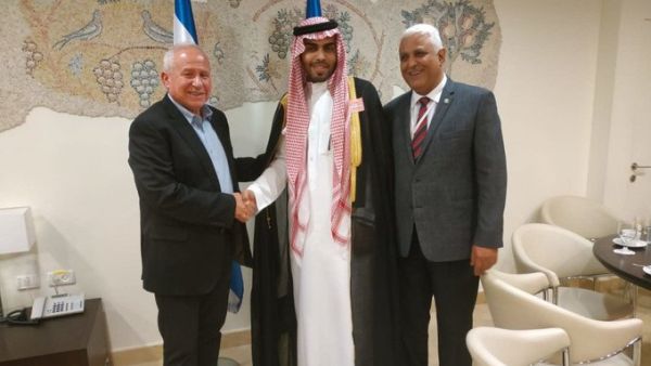 Saudi Media blogger is met with flying chairs and insults on an unprecedented visit of its kind to Israel (Twitter)