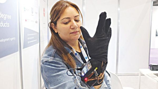 Hadeel Ayoub’s BrightSign smart glove allows people with speech disabilities to translate sign language into text and voice (Twitter)