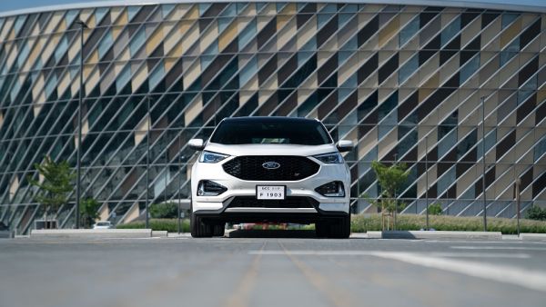 سيارة إدج مزوّدة بمحرك EcoBoost القوي وعالي الكفاءة سعة 2.0 ليتر، وتأتي النسخة الرياضية منها إدج STبمحرك EcoBoost سعة  2.7 لتر V6 لأداء مثالي