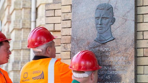 Vilnius remove the plaque commemorating Jonas Noreika (Twitter)