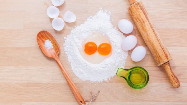 ما مدى سلامة تناول البيض النيئ؟