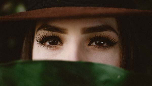 3 خطوات بسيطة للحصول على حواجب أكثر كثافة