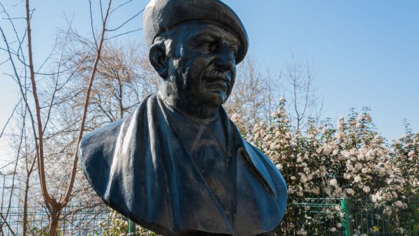Statue of Turkish author, poet and playwright Orhan Veli KANIK in Moda region of the Istanbul city. (Shutterstock/ File Photo)