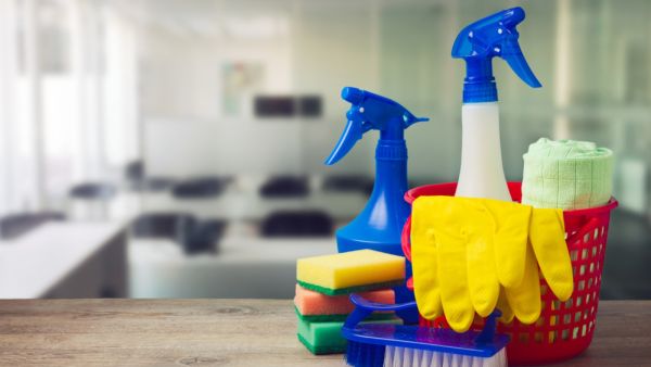 تُغسل ممسحة الأرضيَّة بماء الصنبور وتُنقع داخل وعاء مليء بماء ساخن