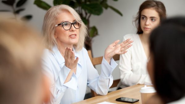 سقف طموح عال من شأنه أن يحفّز الموظف على العمل أكثر للوصول إليه