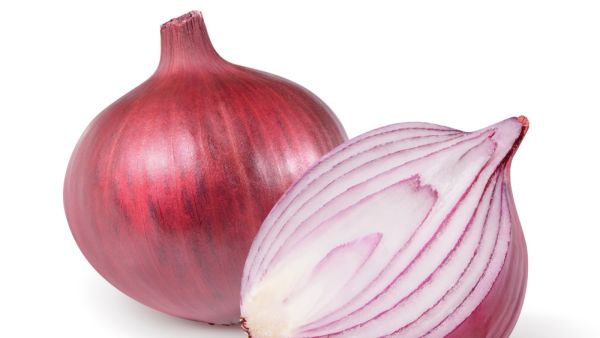 يساعد البصل في وقف النزيف الأنفي من خلال وضع شريحة أسفل الأنف واستنشاقها