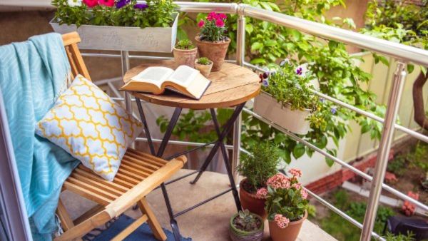 يحلو تنسيق ديكور الجدار الرئيس للتراس مع الأرضية وتصميمه على شكل طبقات نافرة فيها إنارة