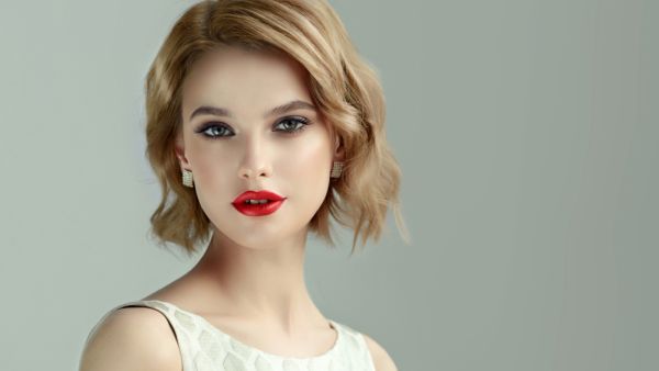 إذا كنت ترغبين في الحصول على شعر صحي ما عليك إلا وضع مكيف الشعر كونديشنر على أطراف الشعر