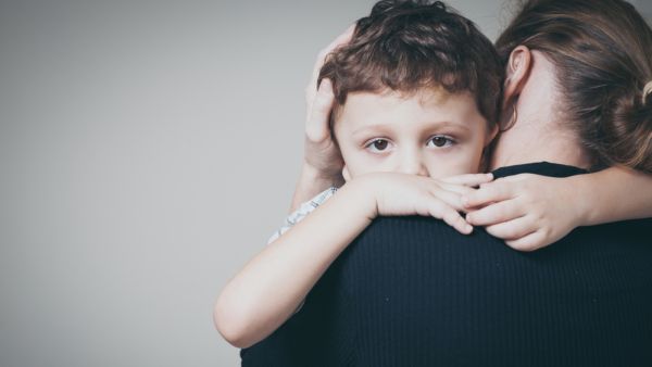 حاولة لفت نظر طفلك إلى وجود أشياء أخرى بديلة جيدة في حياته هي بمثابة تجاهل للمشكلة