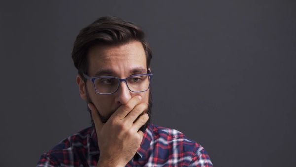 إذا كانت أعراض القلق شديدة جدًّا بحيث إنّ العلاج النفسي لا يكفي للسيطرة على القلق  عندها يكون العلاج الطبي ضروريًّا