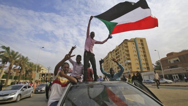 Sudanese protesters wave their national flag during a demonstration called for by the Sudanese Professionals Association (SPA) to denounce the July 29 Al-Obeid killings, in the capital Khartoum on August 1, 2019. (AFP/ File Photo)