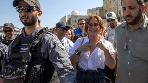American Actress and singer Jennifer Lopez, escorted by Israeli security forces, visits the Western Wall in Jerusalem's Old City on August 2, 2019. (OHAD ZWIGENBERG / AFP)