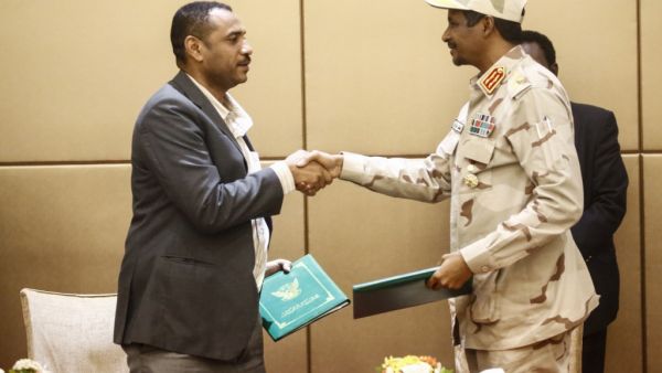 General Mohamed Hamdan Daglo (R), Sudan's deputy head of the Transitional Military Council, and protest leader Ahmed Rabie shake hands after signing the constitutional declaration at a ceremony attended by African Union and Ethiopian mediators in the capital Khartoum. (AFP/ File Photo)