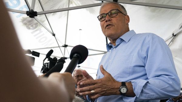 Democratic presidential candidate and Washington Governor Jay Inslee speaks with reporters at the Iowa State Fair August 10, 2019 in Des Moines, Iowa.  (AFP/ File Photo)