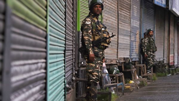 Security personnel stand guard during a lockdown in Srinagar on August 14, 2019, after the Indian government stripped Jammu and Kashmir of its autonomy. (Tauseef MUSTAFA / AFP)
