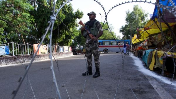 A security personnel stands guard at a roadblock as the country celebrates it's 73rd Independence Day, which marks the of the end of British colonial rule, in Jammu on August 15, 2019. (Rakesh BAKSHI / AFP)